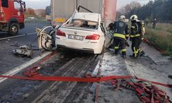 Otomobiliyle tırın altına giren 18 yaşındaki sürücü hayatını kaybetti