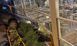 Otomobil kafeteryaya girdi: Saniyelerle kurtuldular