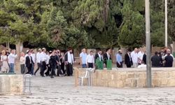 İşgalci İsrailliler, Mescid-i Aksa'ya baskın düzenledi