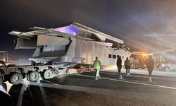 Erzurum-Artvin yolunda dorsesi yola oturan gemi yüklü tır ulaşımı aksattı