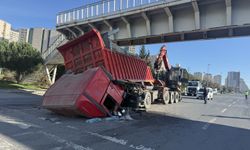 Avcılar'da iş makinesi taşıyan tır üstgeçide çarptı