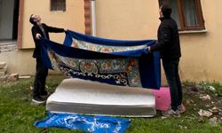 Mahsur kalan kedi için yatak taşıyıp battaniye gerdiler