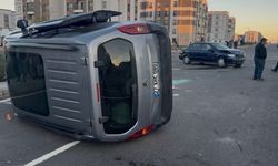 Diyarbakır'da trafik kazası: Araç yan yattı, 2 kişi yaralandı