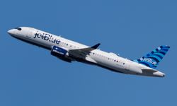 Yolcu uçağı ABD’ye ait savaş uçağı ile havada çarpışmaktan son anda kurtuldu