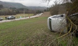 Mudurnu’da otomobil takla attı: Direksiyon hakimiyetini kaybeden sürücü yaralandı