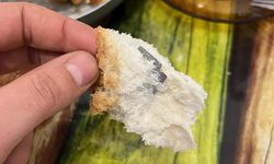 Ekmeğin içinden çıkan şoke etti!