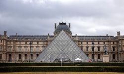 Louvre Müzesi’nde su sızıntısı: Yaklaşık 400 nadir kitap hasar gördü