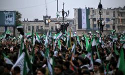 Suriyeliler Esad rejiminin devrilmesinin 1’inci yıl dönümünü Emevi Meydanı’nda kutladı