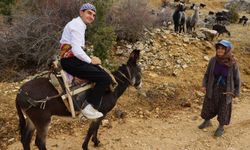 18 yaşındaki Yusuf söylediği manilerle ilgi odağı oldu