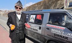 "Elmacı Dede"den Hakkari'deki askerlere elma ve mandalina ikramı