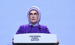 Emine Erdoğan'dan dijital çağ uyarısı: Yetişkinler ekrana gömüldükçe çocuklar da aynısını yapıyor
