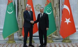 Cumhurbaşkanı Erdoğan Türkmenistan'da! Liderler tarafsızlık anıtına çelenk bıraktı, aile fotoğrafı çektirdi!