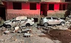 Zeytinburnu’nda binanın çatısından kopan parçalar araçları hurdaya çevirdi