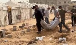 Gazze'de hastane bahçesine defnedilen Filistinlilerin naaşları kalıcı mezarlıklara taşındı