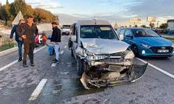 Antalya'da park halindeki otomobile hafif ticari araç çarpıştı: 2 yaralı