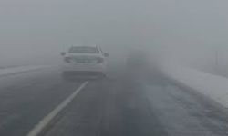 Kars-Göle kara yolunda kar ve sis nedeniyle ulaşım olumsuz etkiliyor