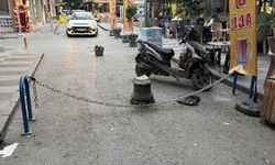 Mersin'de zincir bariyerlere bisikleti takılan sürücü yaralandı