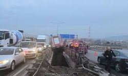 Kırıkkale'de iki köprü arasında asılı kalan itfaiye aracındaki 3 görevli yaralandı