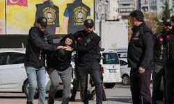 İzmir'de polis denetiminde kovalamaca sonucu yakalanan zanlı tutuklandı