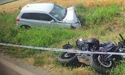 İzmir'de otomobil ile çarpışan motosikletin sürücüsü yaşamını yitirdi