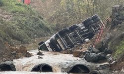Sarıyer’de yol çöktü: İki araç dereye düştü