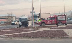 Afyonkarahisar'da feci kaza: Öğrenci servisi ile kamyonet çarpıştı