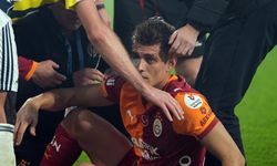 Derbide sahaya çakmak atan taraftar gözaltında