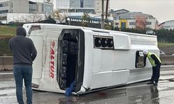 Maltepe'de havalimanı çalışanlarını taşıyan servis minibüsü devrildi, 7 kişi yaralandı