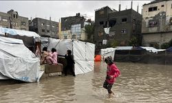 Irak'taki sel felaketinde, yaklaşık 30 öğrenci okul duvarı çökmeden saniyeler önce kurtarıldı