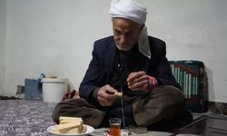 86 yaşındaki Rüstem dede, yarım asırdır yaşamını çay gofretle sürdürüyor