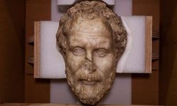 Bakan Ersoy duyuru: Bronz imparator heykeli ve mermer Demosthenes başıyla toplam 28 eser yurda dönüyor