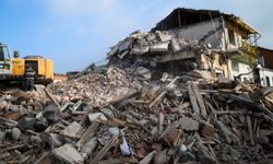 Sındırgı'da ağır hasarlı binaların yıkımına devam ediliyor