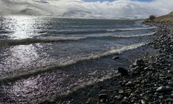 Çıldır Gölü'nün donan kıyıları dalgaların etkisiyle çözüldü