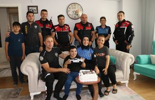 Amasya'da polisten bedensel engelli çocuğa doğum günü sürprizi