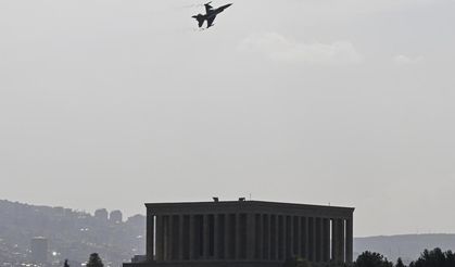 SOLOTÜRK, Anıtkabir üzerinde gösteri uçuşu yaptı
