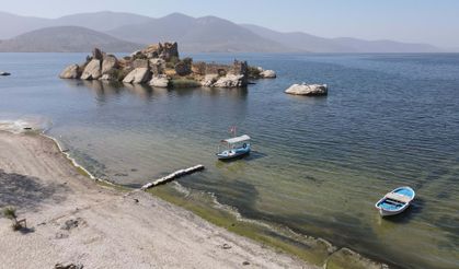 Ege Bölgesi'nin en büyük doğal gölü Bafa, kuraklığın etkisiyle 30 metre çekildi.