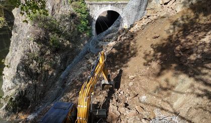 Heyelan demir yolunu kapattı, tren seferleri durduruldu