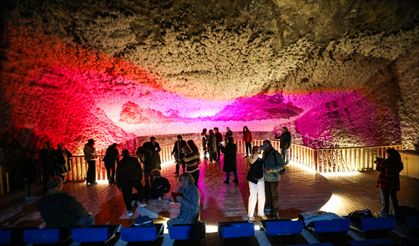 Türk Dünyası Korosu yer altındaki Tuzluca Tuz Mağaraları'nda konser verdi