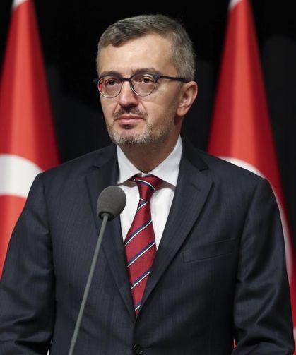 İletişim Başkanı Duran, dünya şampiyonu olan milli karateci Şamdan'ı kutladı