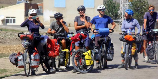 Fransız 6 arkadaş, bisikletlerle çıktıkları dünya turunda 10 bin kilometre pedal çevirip Bayburt'a geldiler