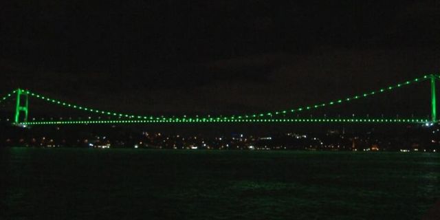 İstanbul'da köprüler "Serebral Palsi" hastalığına dikkat çekmek amacıyla yeşil renge büründü