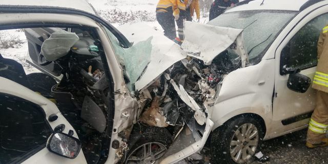 Mardin'de iki araç kafa kafaya çarpıştı: 3 ölü, 8 yaralı