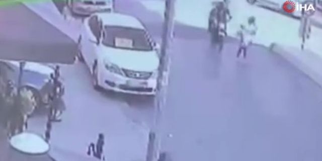 Yolun karşısına geçmeye çalışan kadına çarptı, arkasına bile bakmadan kaçtı