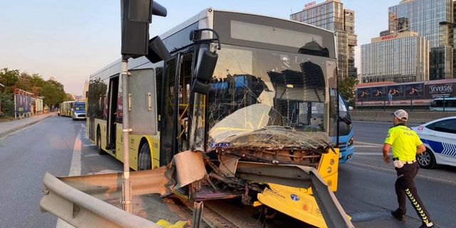 Üsküdar'da servis aracının sıkıştırdığı İETT otobüsü bariyerlere ok gibi saplandı