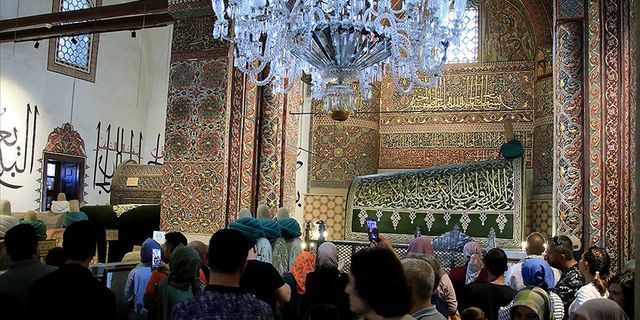Mevlana Müzesi'nde hafta sonu yoğunluğu yaşanıyor