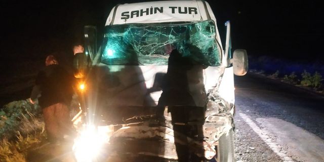 Ankara'da traktör ile servis minibüsü çarpıştı: 7 yaralı