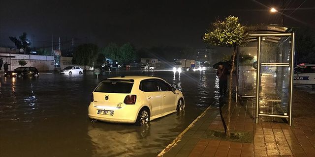 Antalya'da etkili yağış nedeniyle su baskınları yaşandı