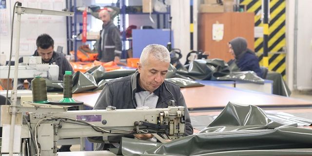 MSB'nin paraşüt üreten çalışanları depremzedeler için çadır dikiyor