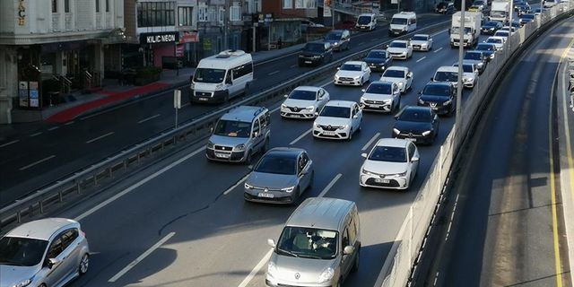 İstanbul'un bazı bölgelerinde haftanın ilk iş gününde trafik yoğunluğu yaşanıyor