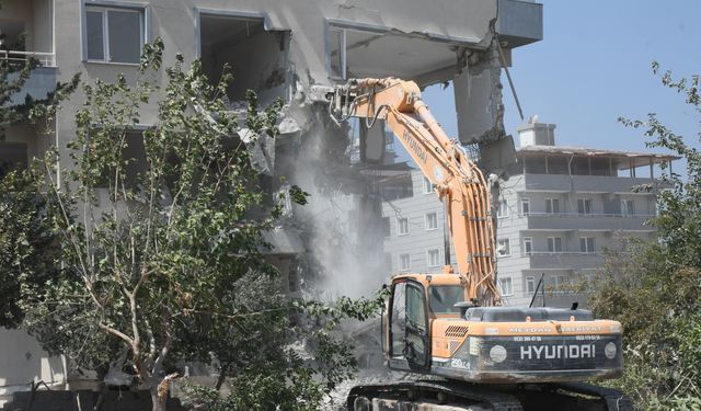 Depremlerden etkilenen Hatay'da hasarlı binaların yıkımı sürüyor
